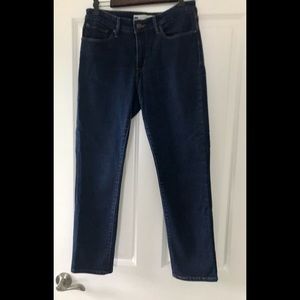 Levi Midrise Skinny Jean size 10 Short